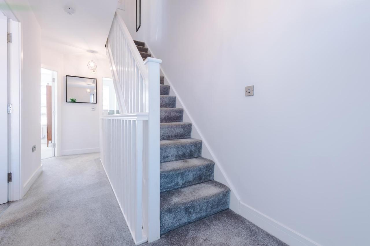 4 Bedroom Townhouse In - By Hilltop Serviced Holiday home Manchester