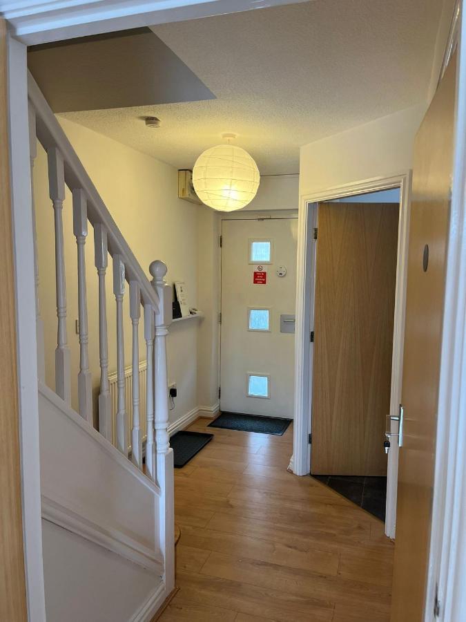 Cozy House With Free Parking Apartment
