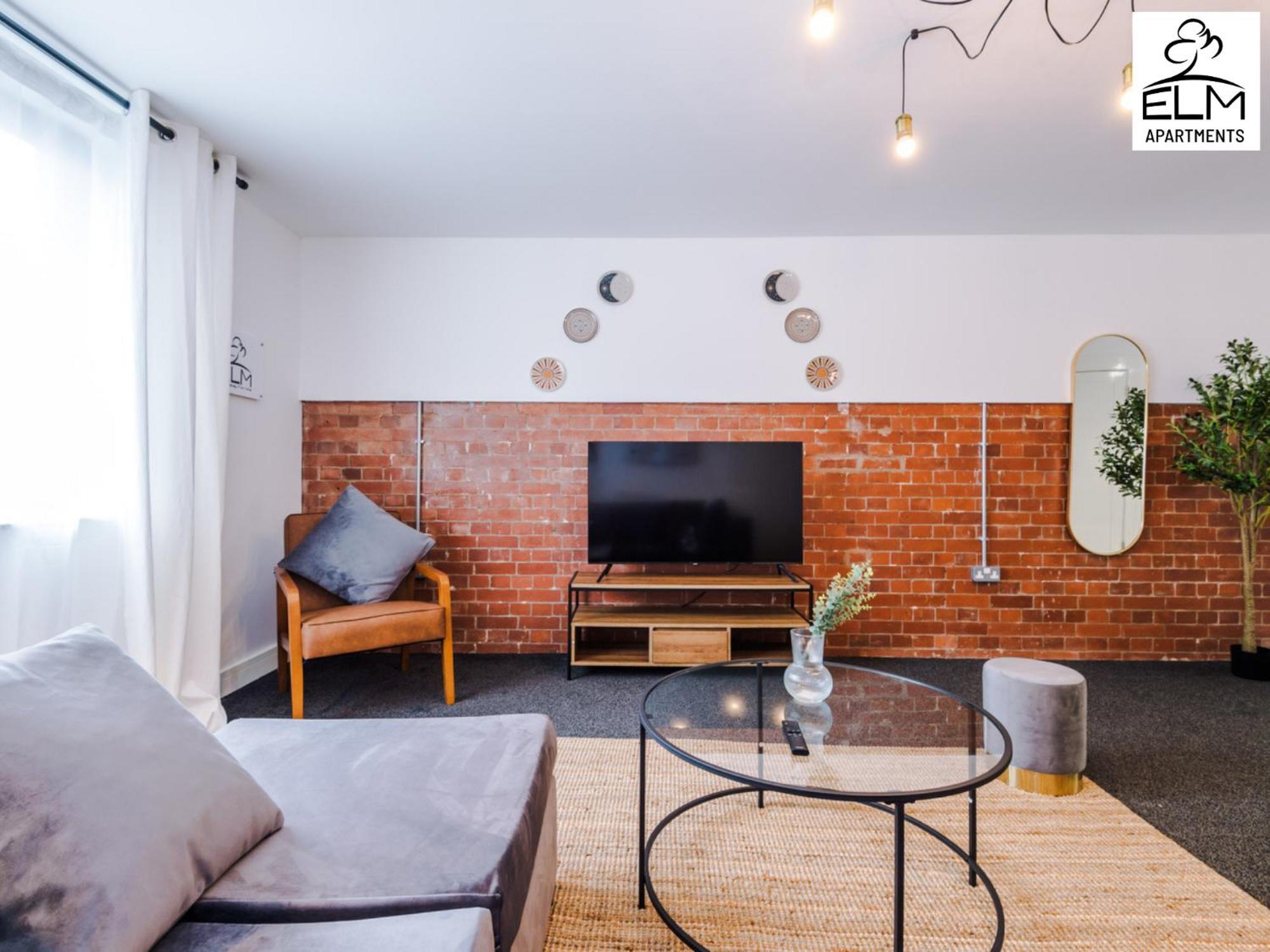 Elm , Collection Of Available Near Media , Free Parking * Manchester