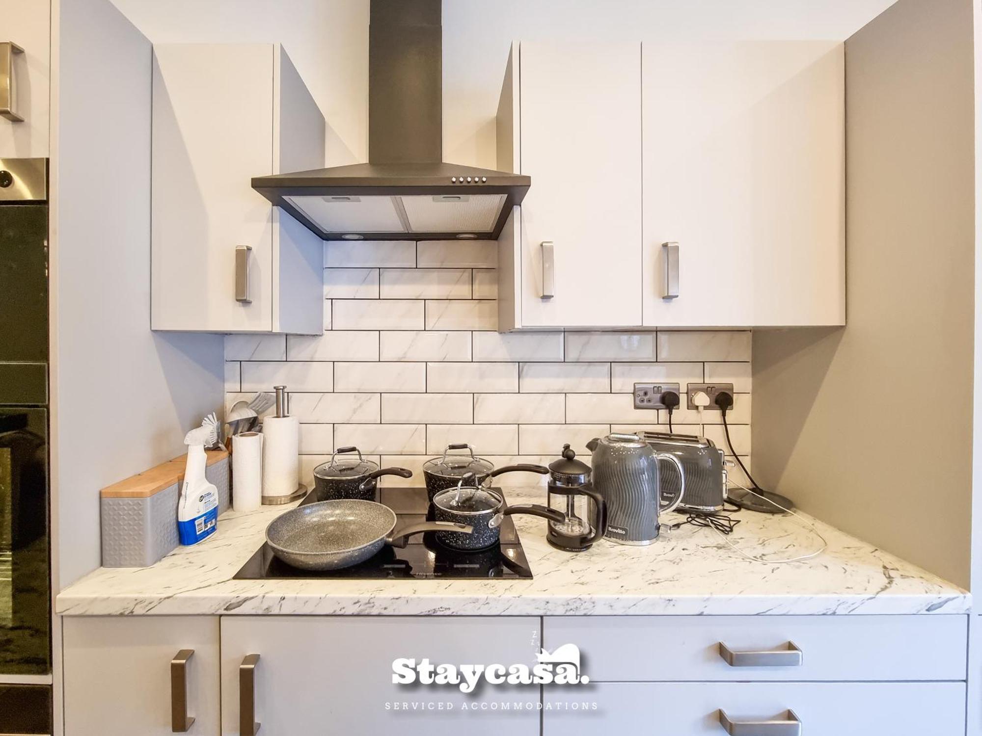 Spacious 6-Bed With Large Patio And Free Parking Holiday home
