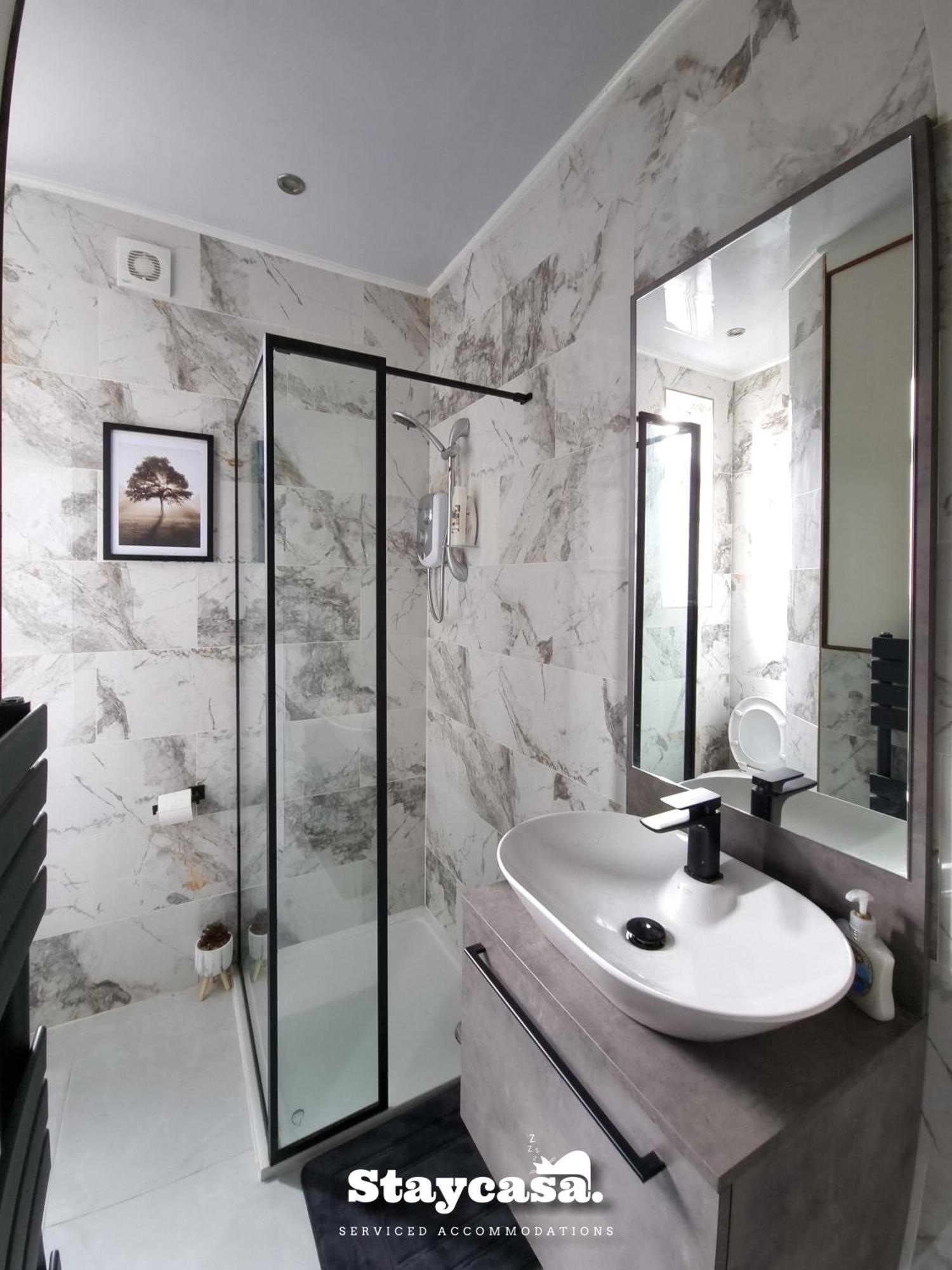 Spacious 6-Bed With Large Patio And Free Parking *