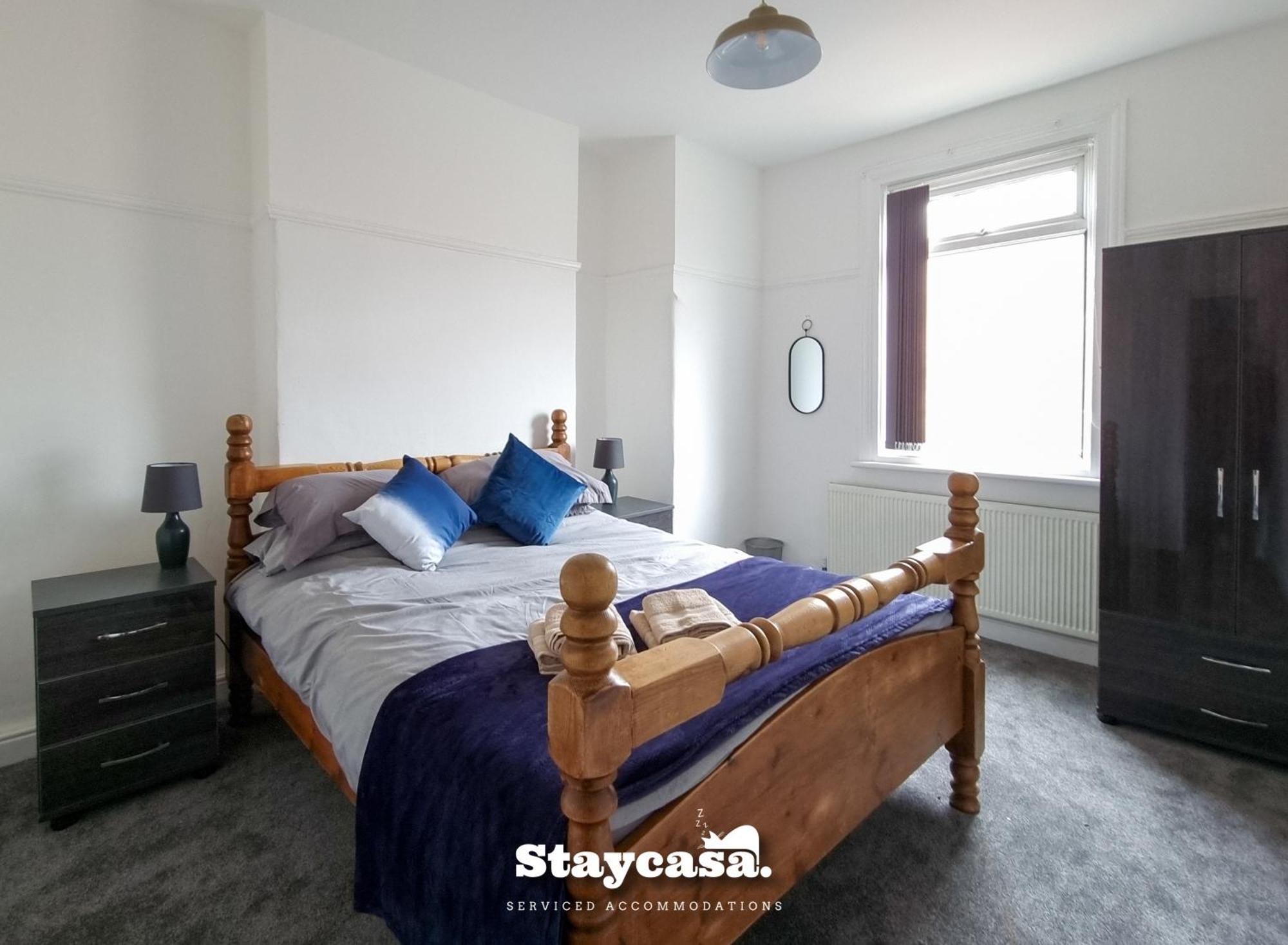 Spacious 6-Bed With Large Patio And Free Parking Holiday home