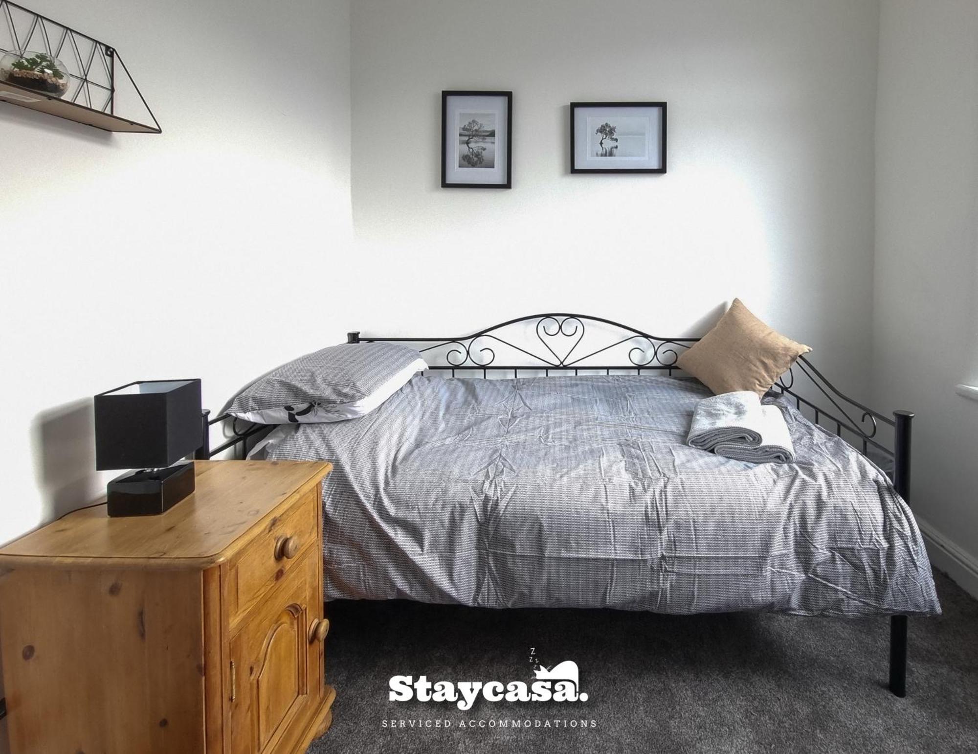 Spacious 6-Bed With Large Patio And Free Parking Holiday home