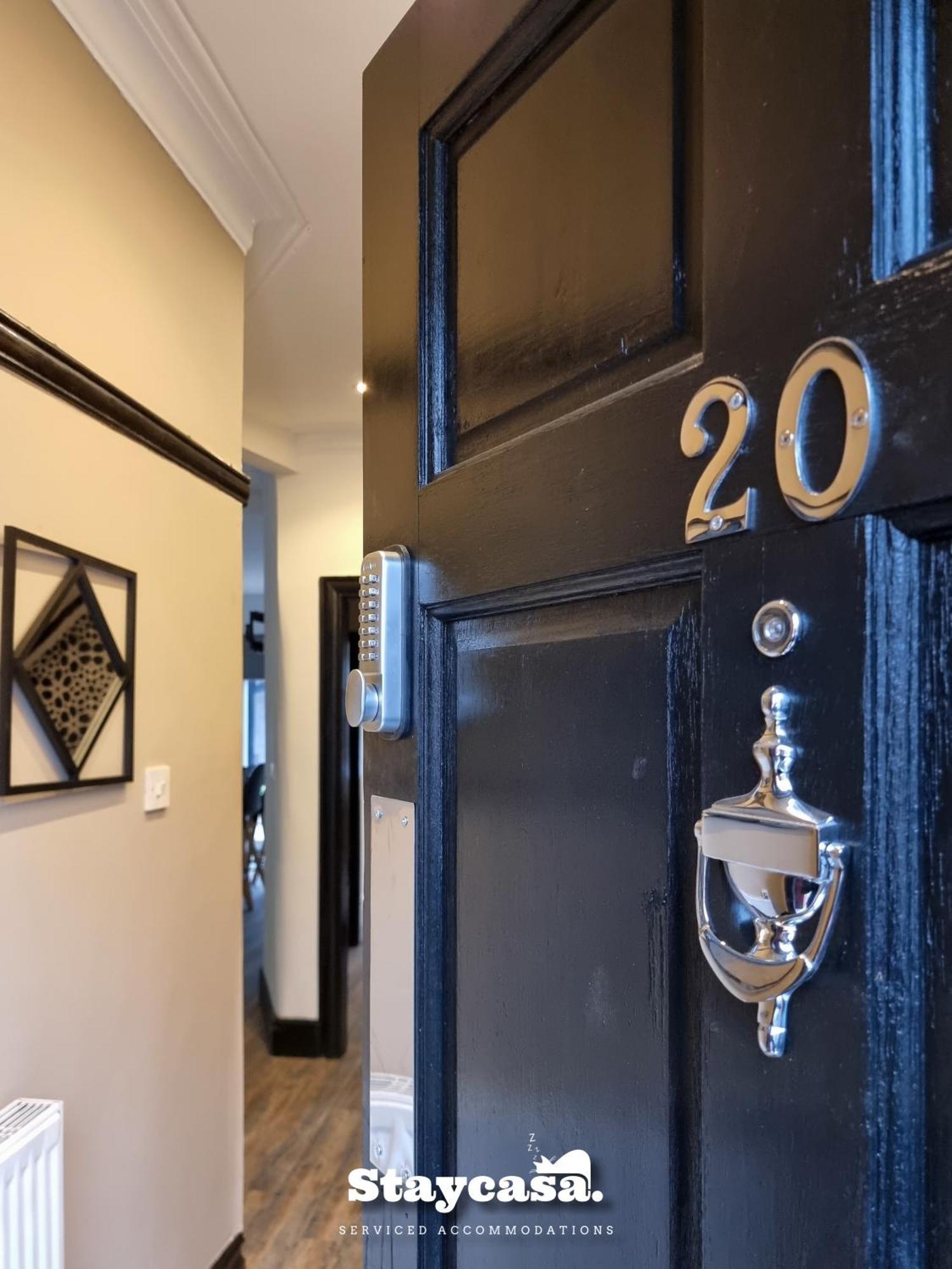 Spacious 6-Bed With Large Patio And Free Parking Holiday home