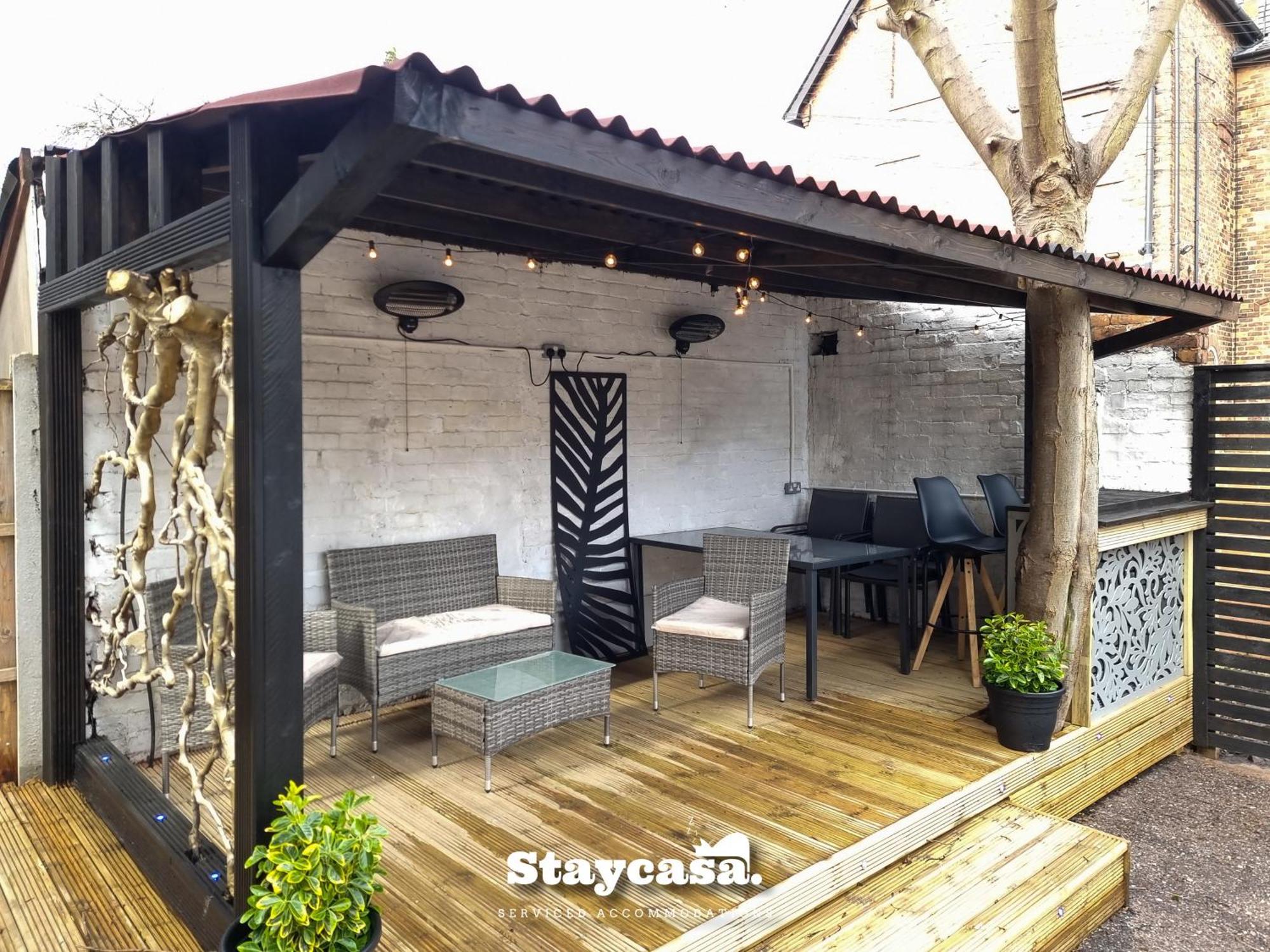Spacious 6-Bed With Large Patio And Free Parking Holiday home *