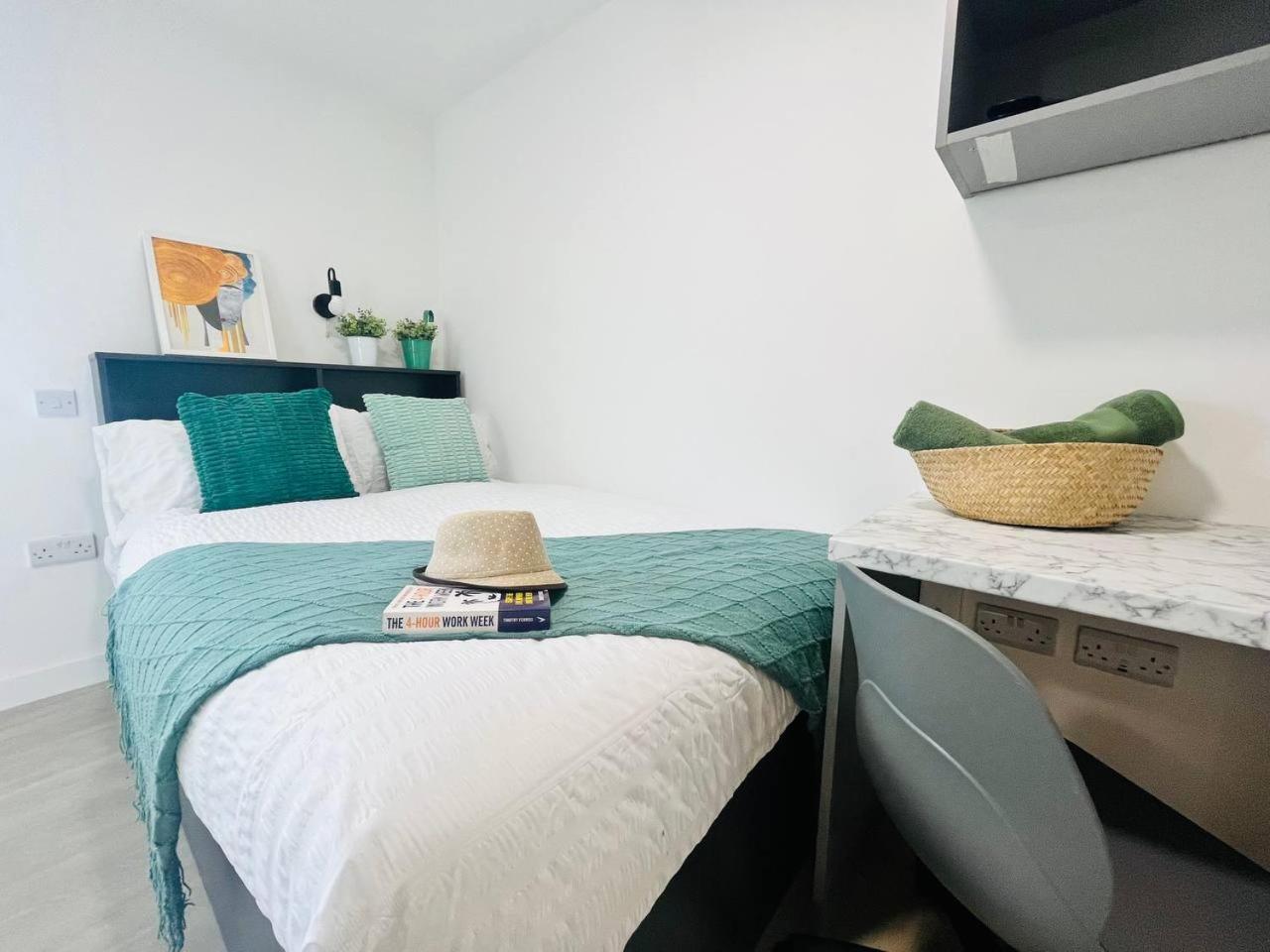 Stretford Sanctuary: Stylish Studio Apartment