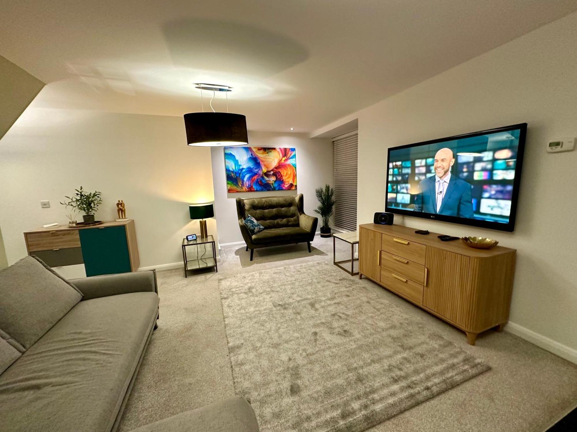 6 Guests- 3 Bedroom House Mcr Ao & Etihad Parking & Wi Fi *