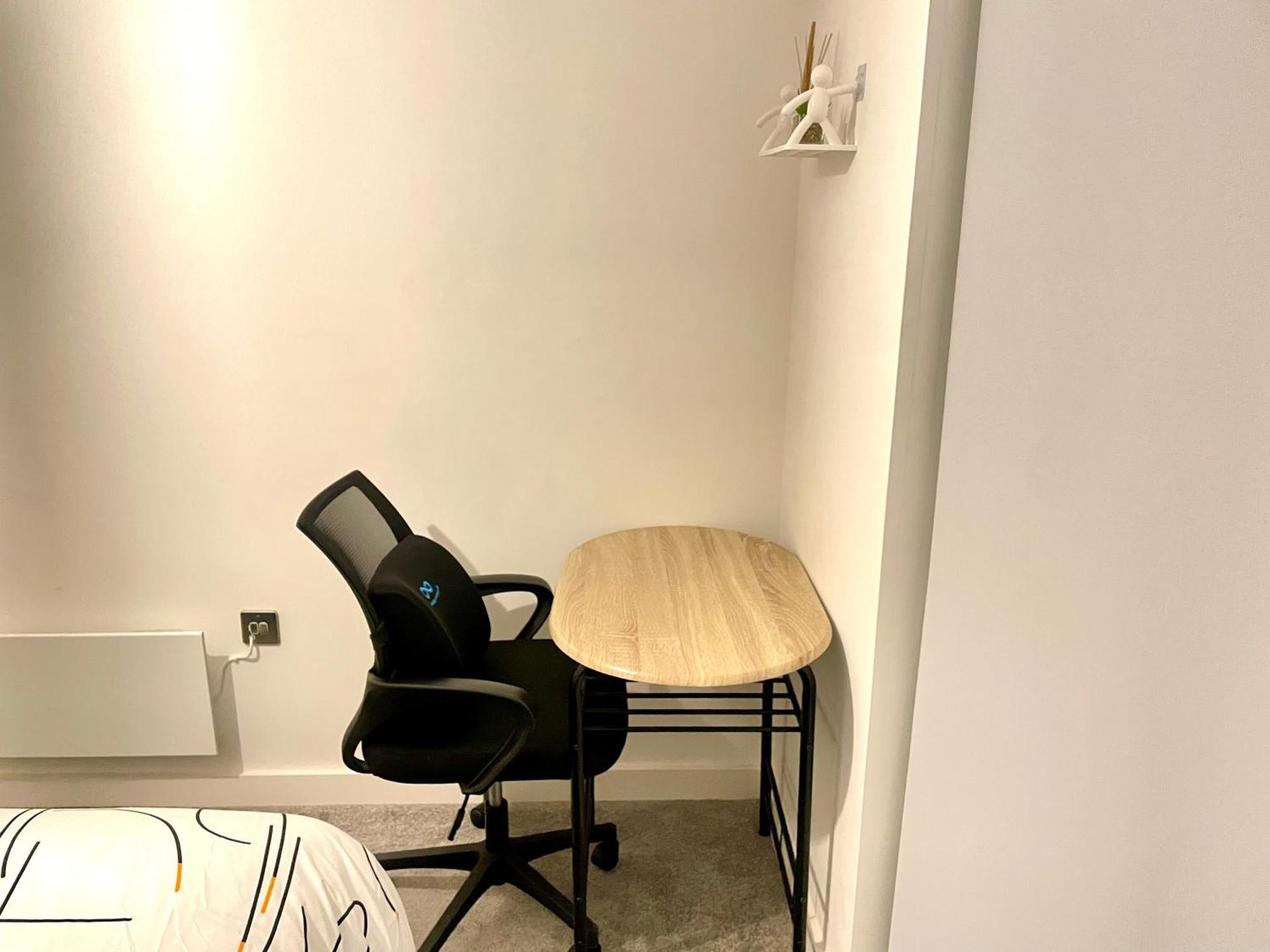 Apartment Relaxing 1-bed Flat In Salford With Street Parking *