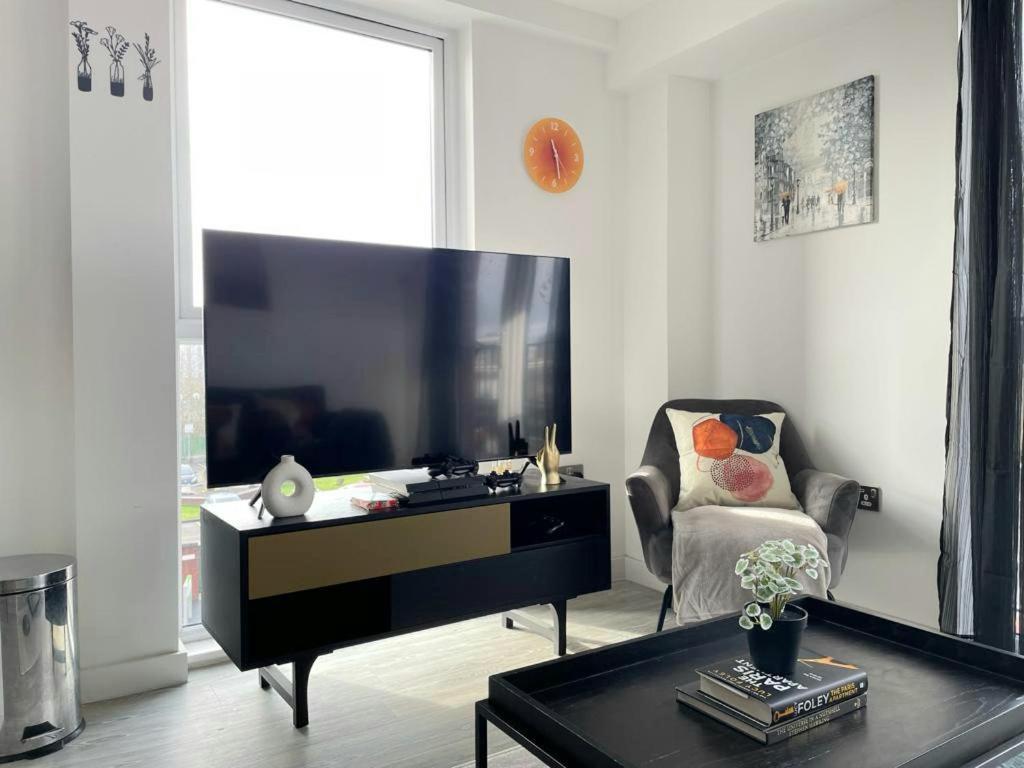 Relaxing 1-bed Flat In Salford With Street Parking Apartment Manchester