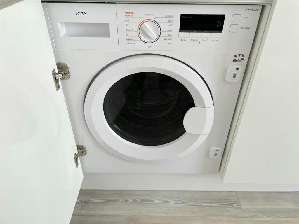 Apartment Relaxing 1-bed Flat In Salford With Street Parking *