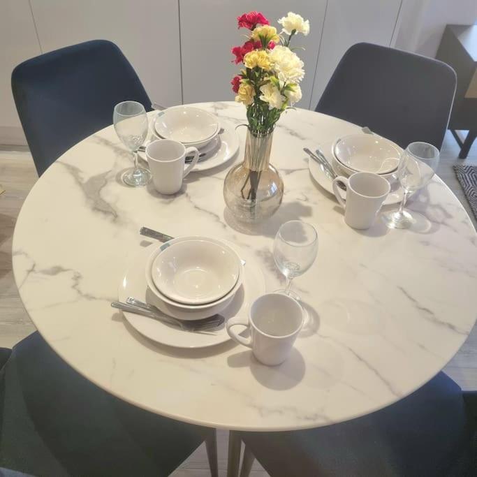 Relaxing 1-bed Flat In Salford With Street Parking Apartment