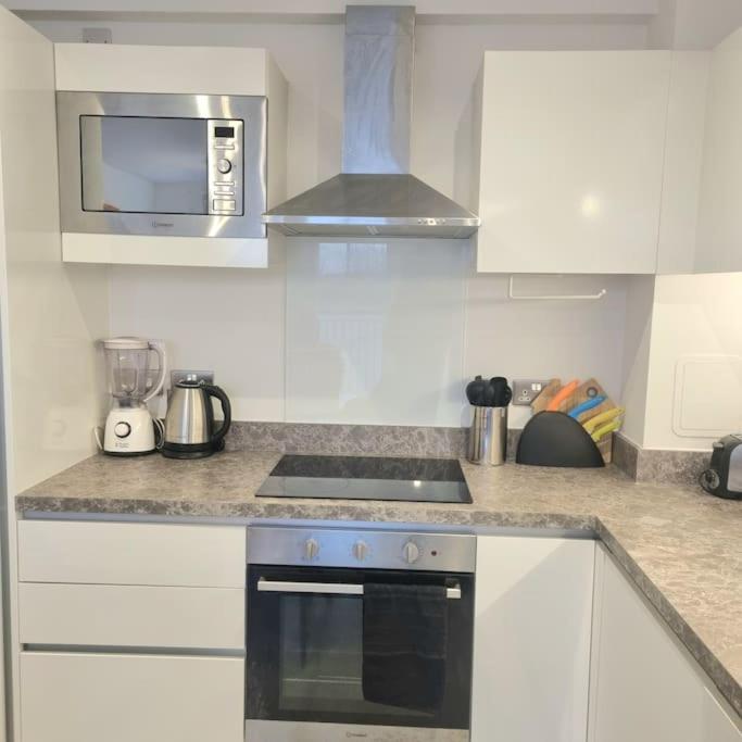 Relaxing 1-bed Flat In Salford With Street Parking *