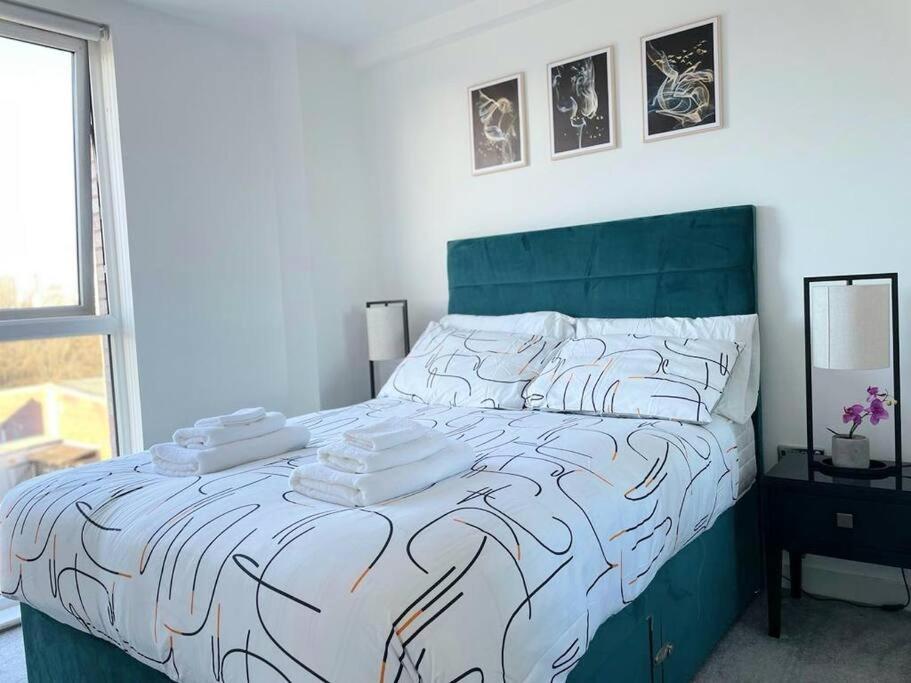 Apartment Relaxing 1-bed Flat In Salford With Street Parking *