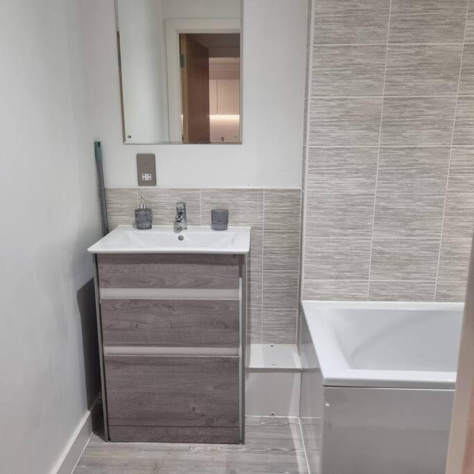 Apartment Relaxing 1-bed Flat In Salford With Street Parking
