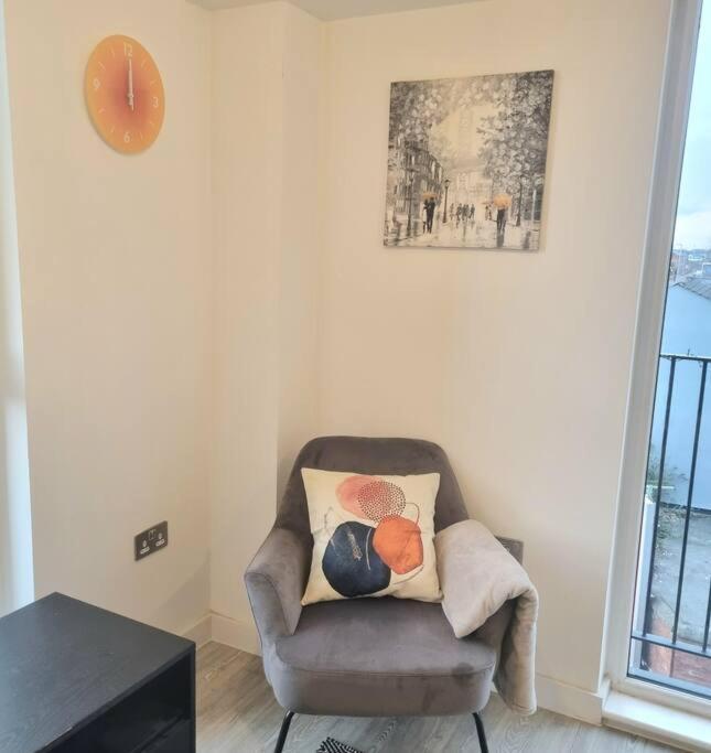 Relaxing 1-bed Flat In Salford With Street Parking Apartment