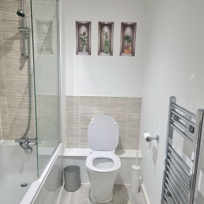 Relaxing 1-bed Flat In Salford With Street Parking Apartment *