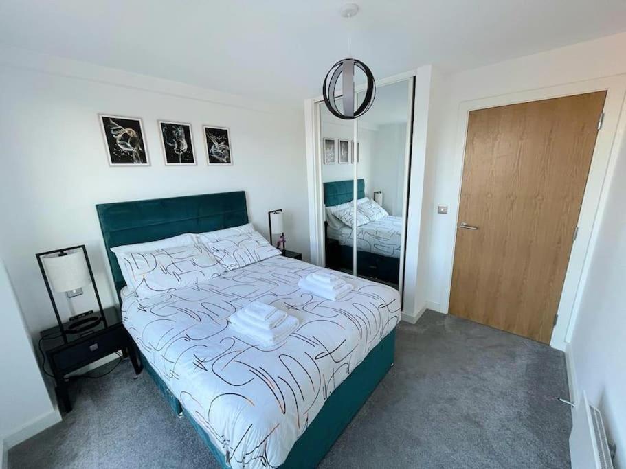 Relaxing 1-bed Flat In Salford With Street Parking