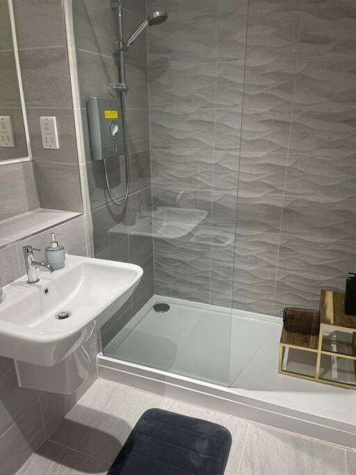 Stylish Flat In Old Trafford Apartment