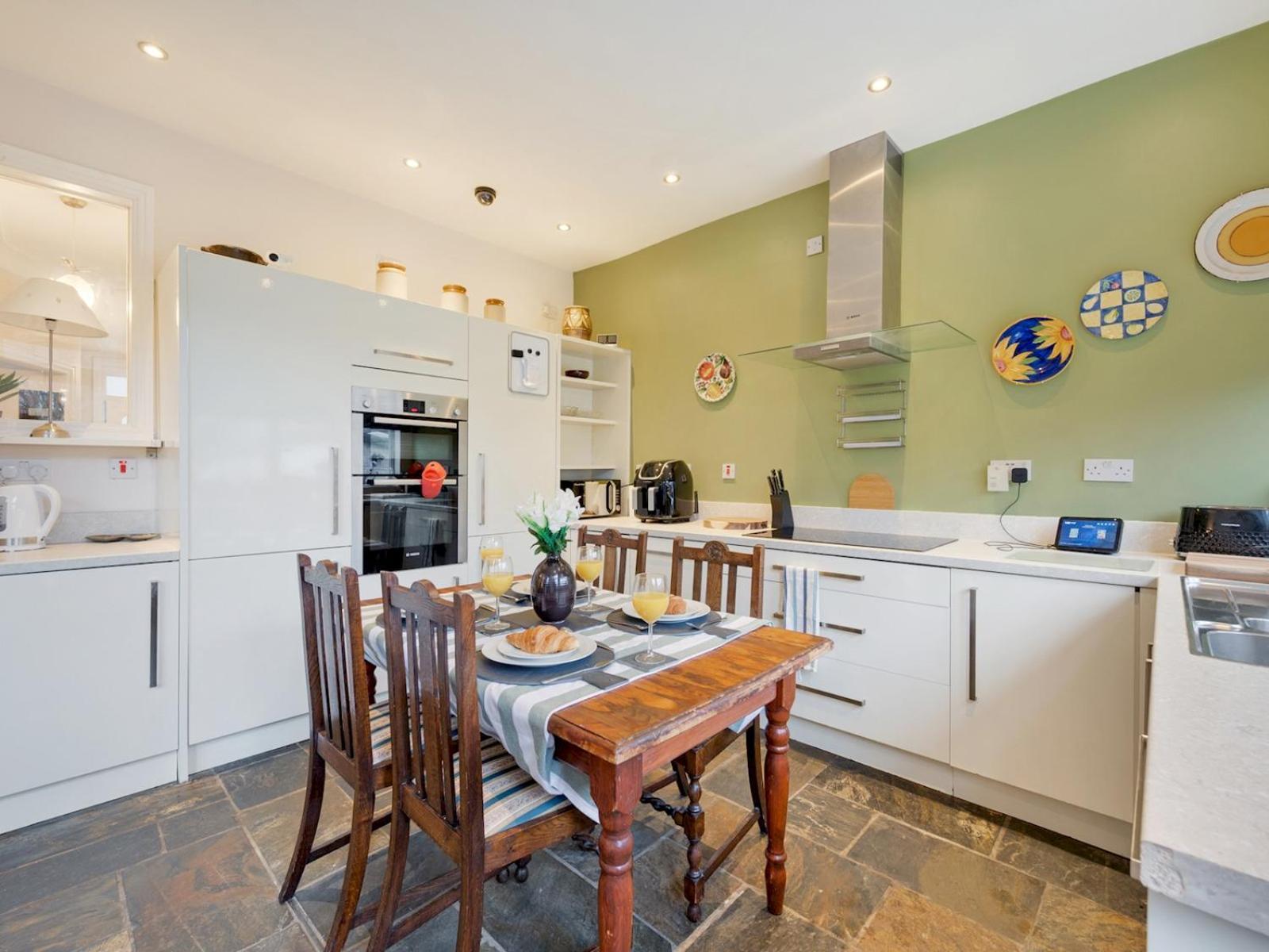 Pass The Keys Spacious 5-bedroom House In The Charming Suburb Of Fallowfield *