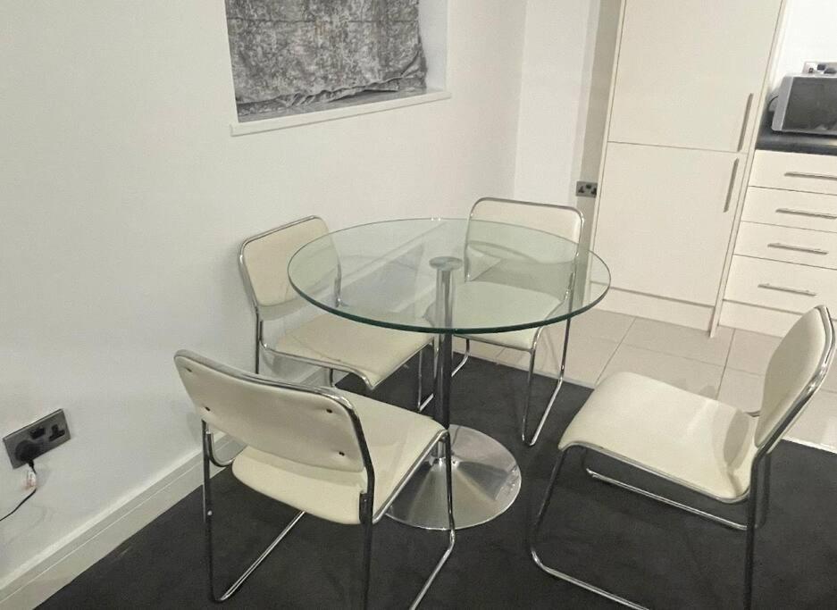 Modern 2-bed Flat In Salford Apartment
