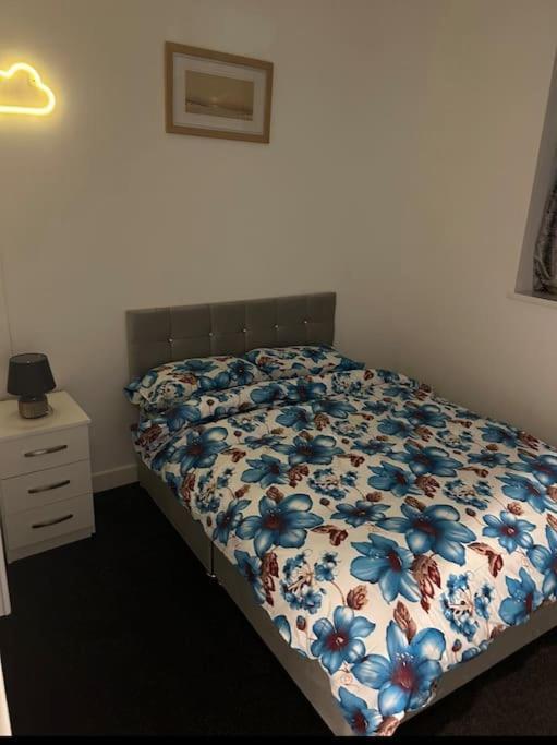 Modern 2-bed Flat In Salford *