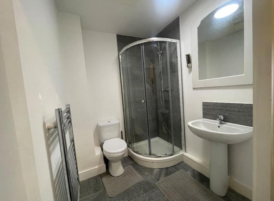 Modern 2-bed Flat In Salford Apartment