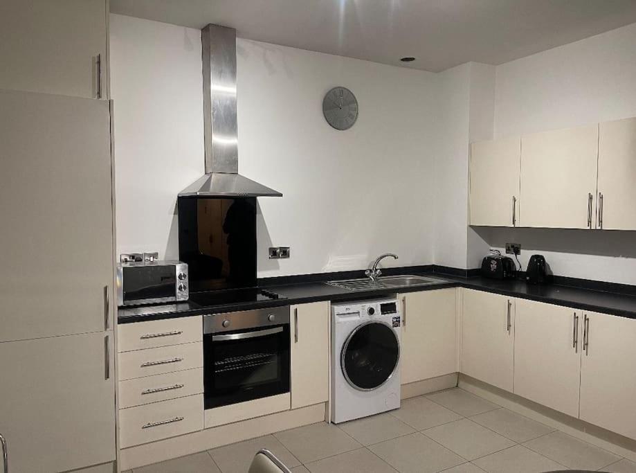 Modern 2-bed Flat In Salford *