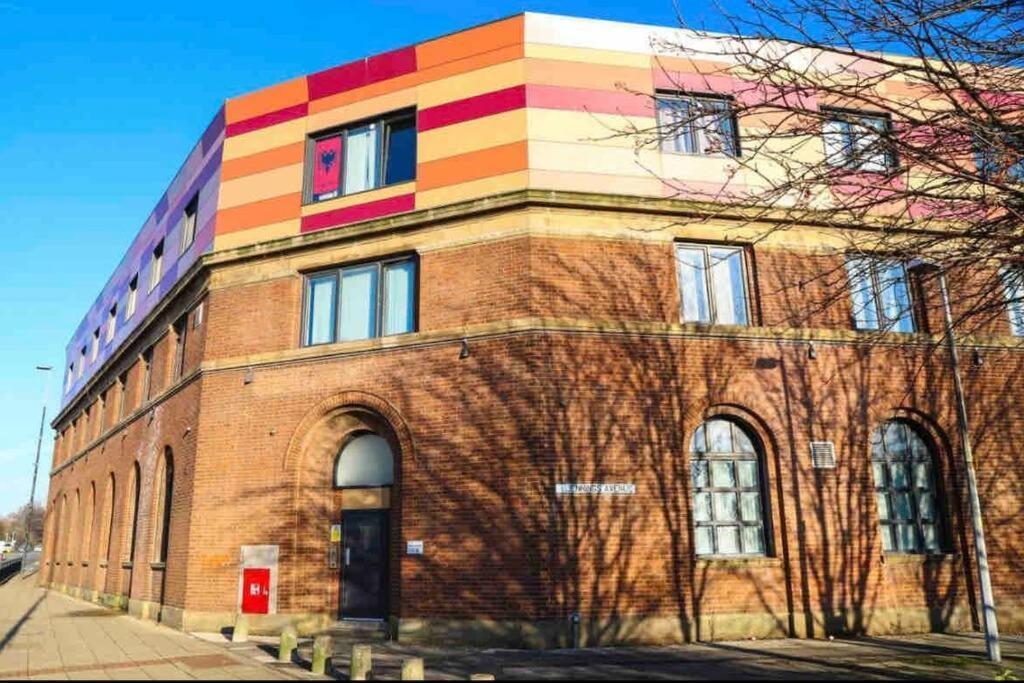 Modern 2-bed Flat In Salford *