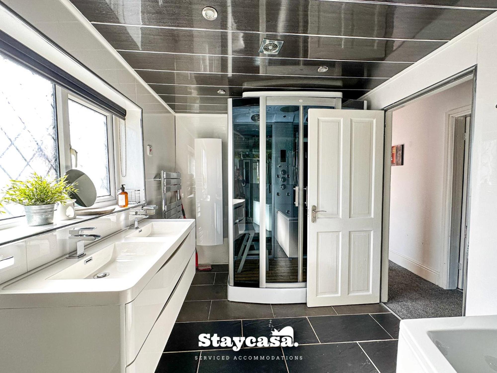 Beautiful Detached - Jacuzzi Bath - Parking Manchester