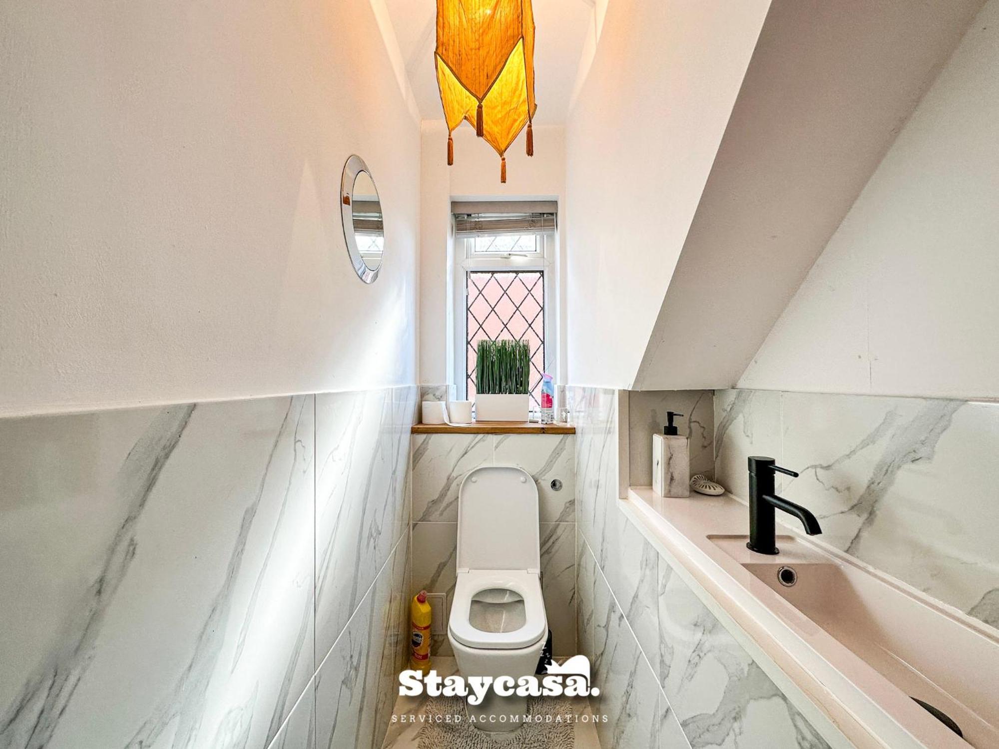 Vakantiehuis Beautiful Detached - Jacuzzi Bath - Parking *