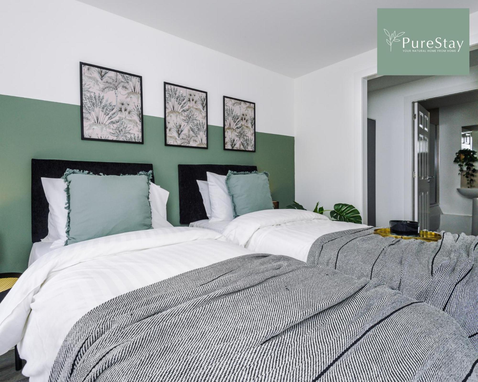 Stunning Two Bed By Purestay Short Lets & Serviced With Free Parking & Wifi Apartment *