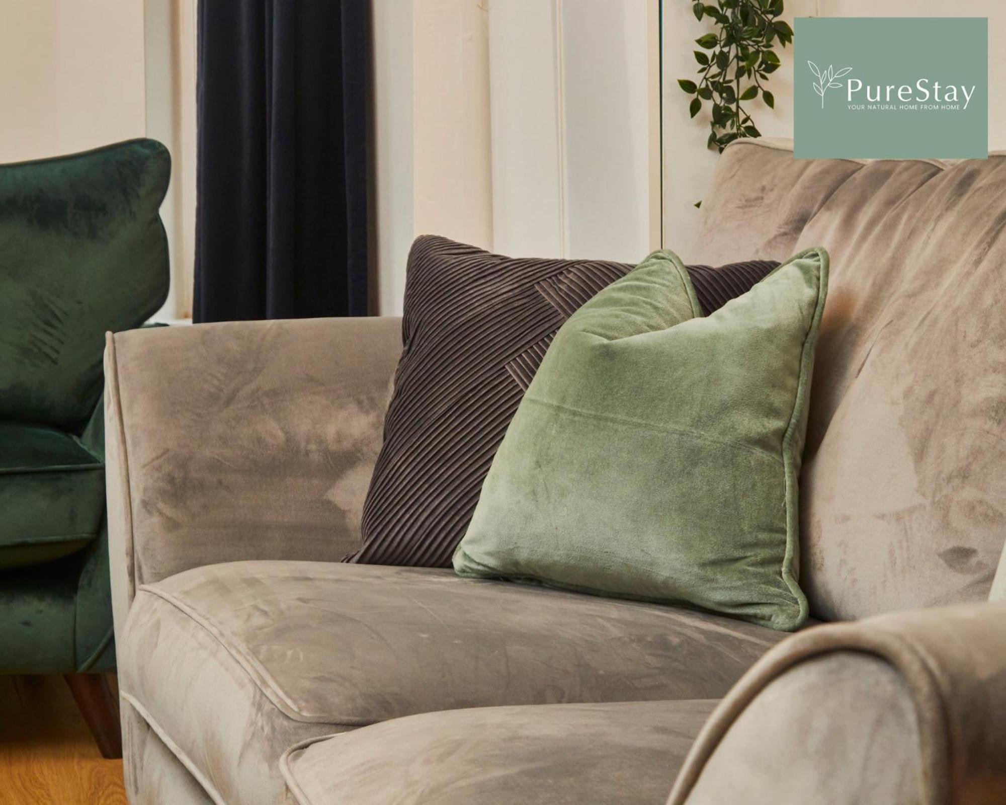 Three Bedroom House By Purestay Short Lets & Serviced With Free Parking Vakantiehuis