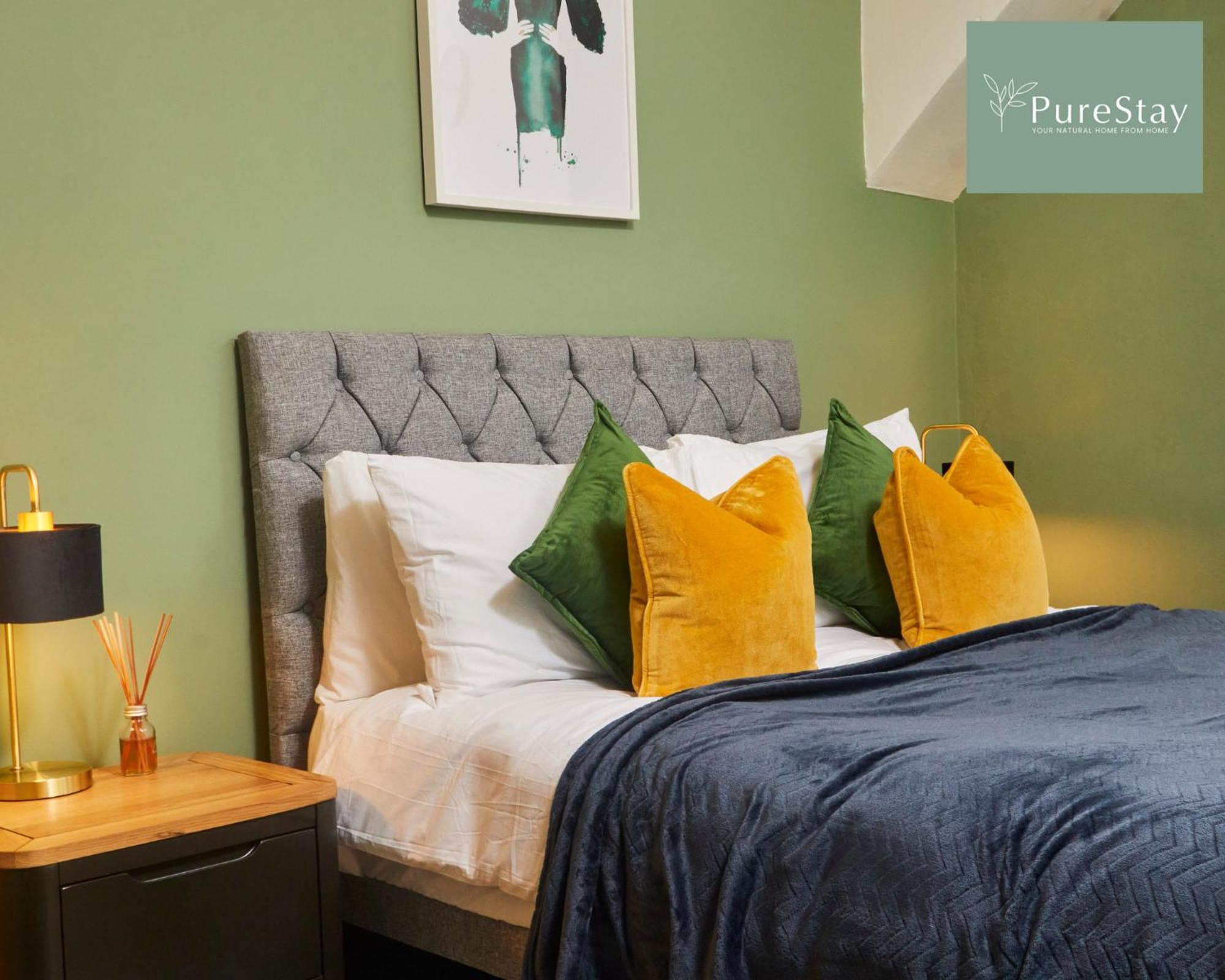 Three Bedroom House By Purestay Short Lets & Serviced With Free Parking * Manchester
