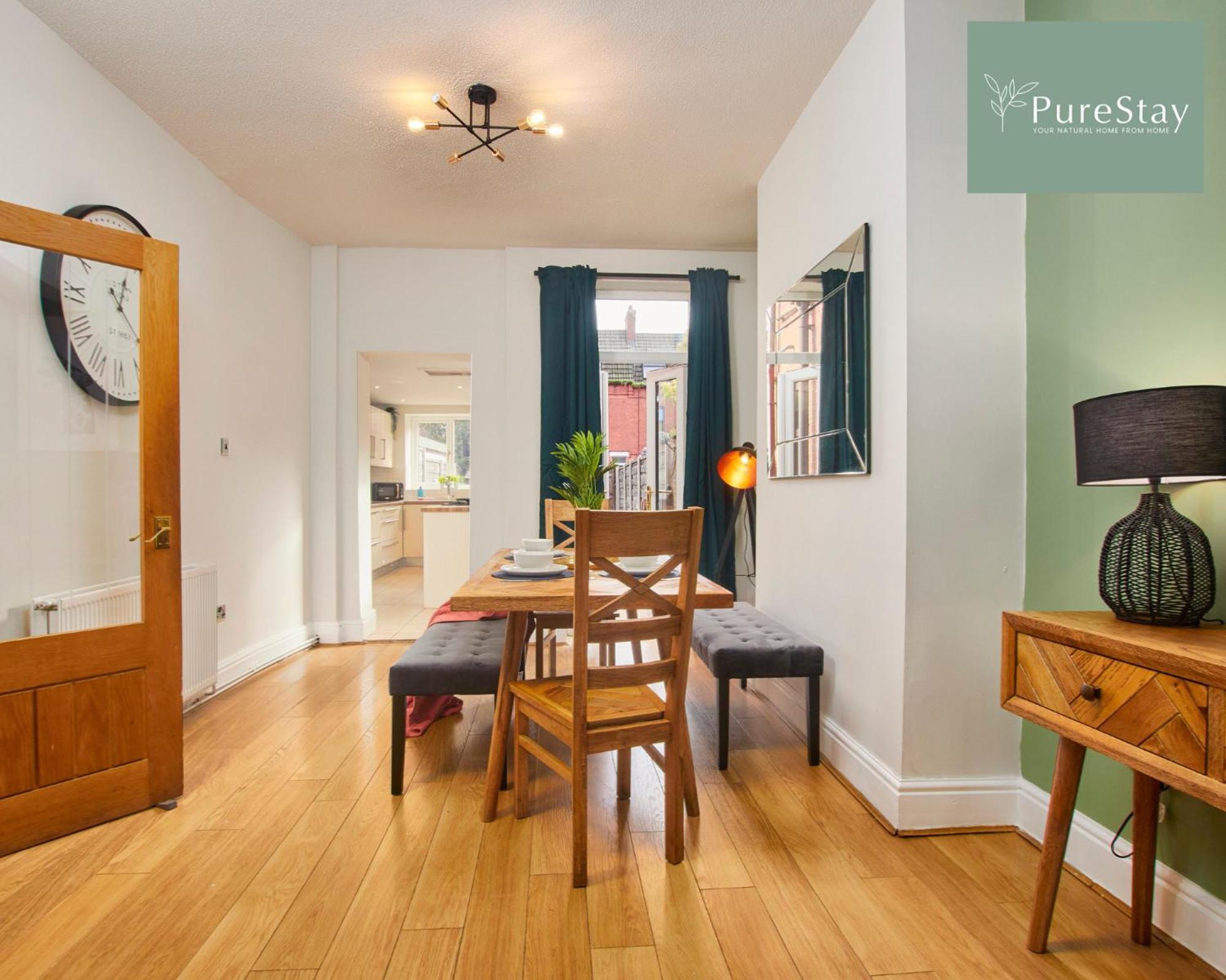 Three Bedroom House By Purestay Short Lets & Serviced With Free Parking Vakantiehuis