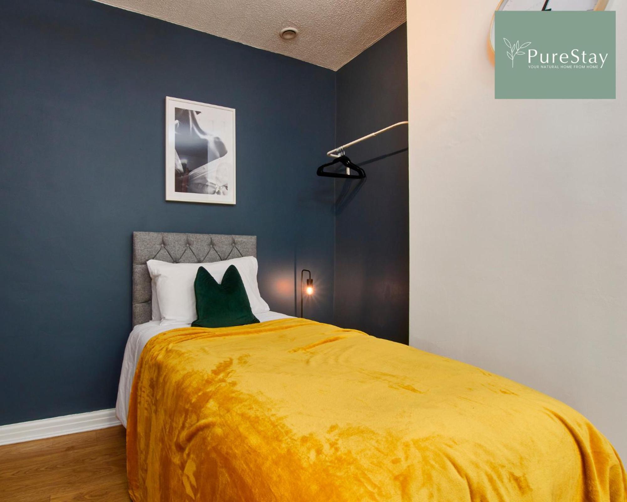 Three Bedroom House By Purestay Short Lets & Serviced With Free Parking * Manchester