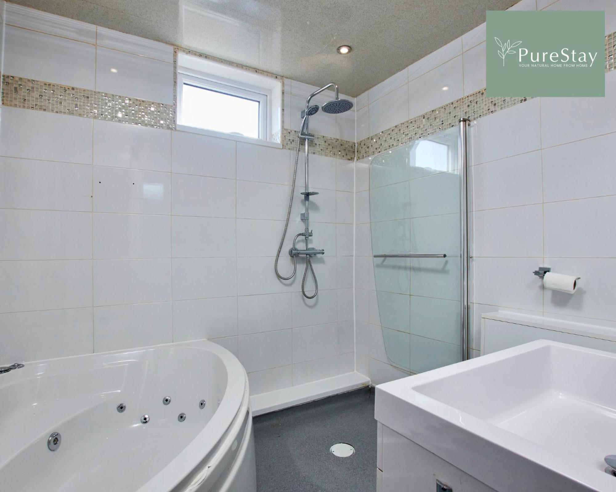 Three Bedroom House By Purestay Short Lets & Serviced With Free Parking Manchester