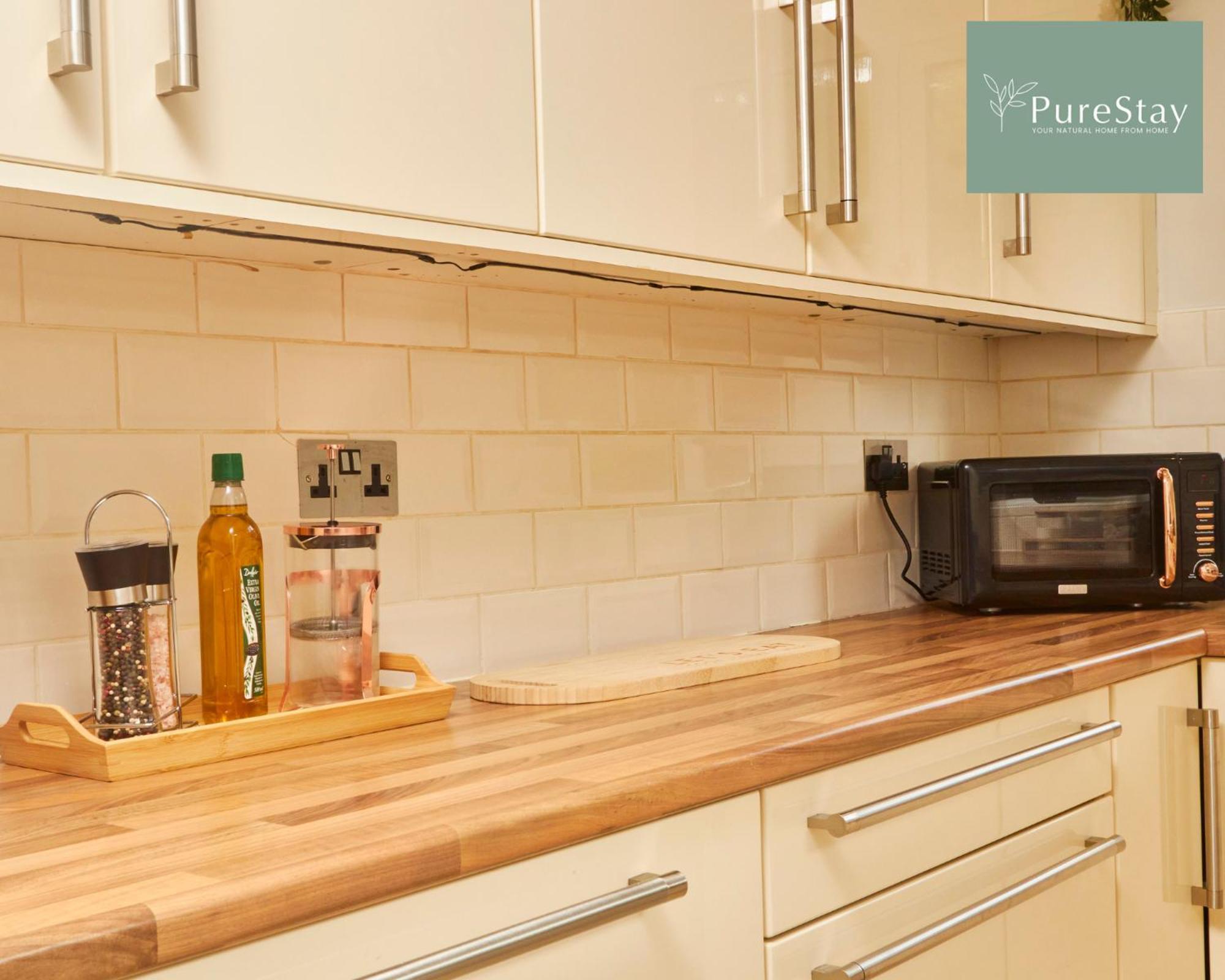Three Bedroom House By Purestay Short Lets & Serviced With Free Parking * Manchester