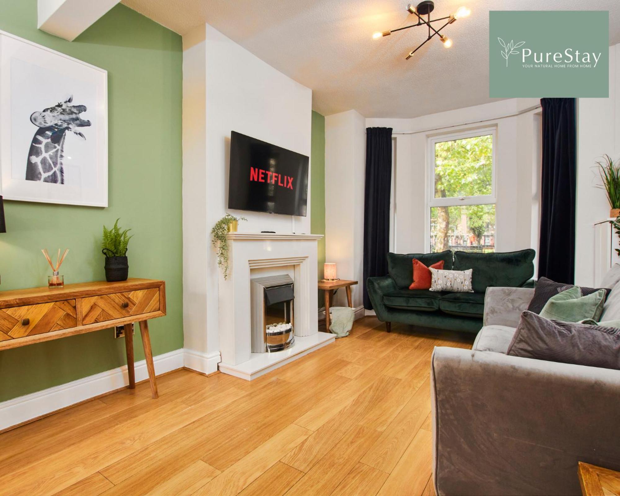 Three Bedroom House By Purestay Short Lets & Serviced With Free Parking * Manchester