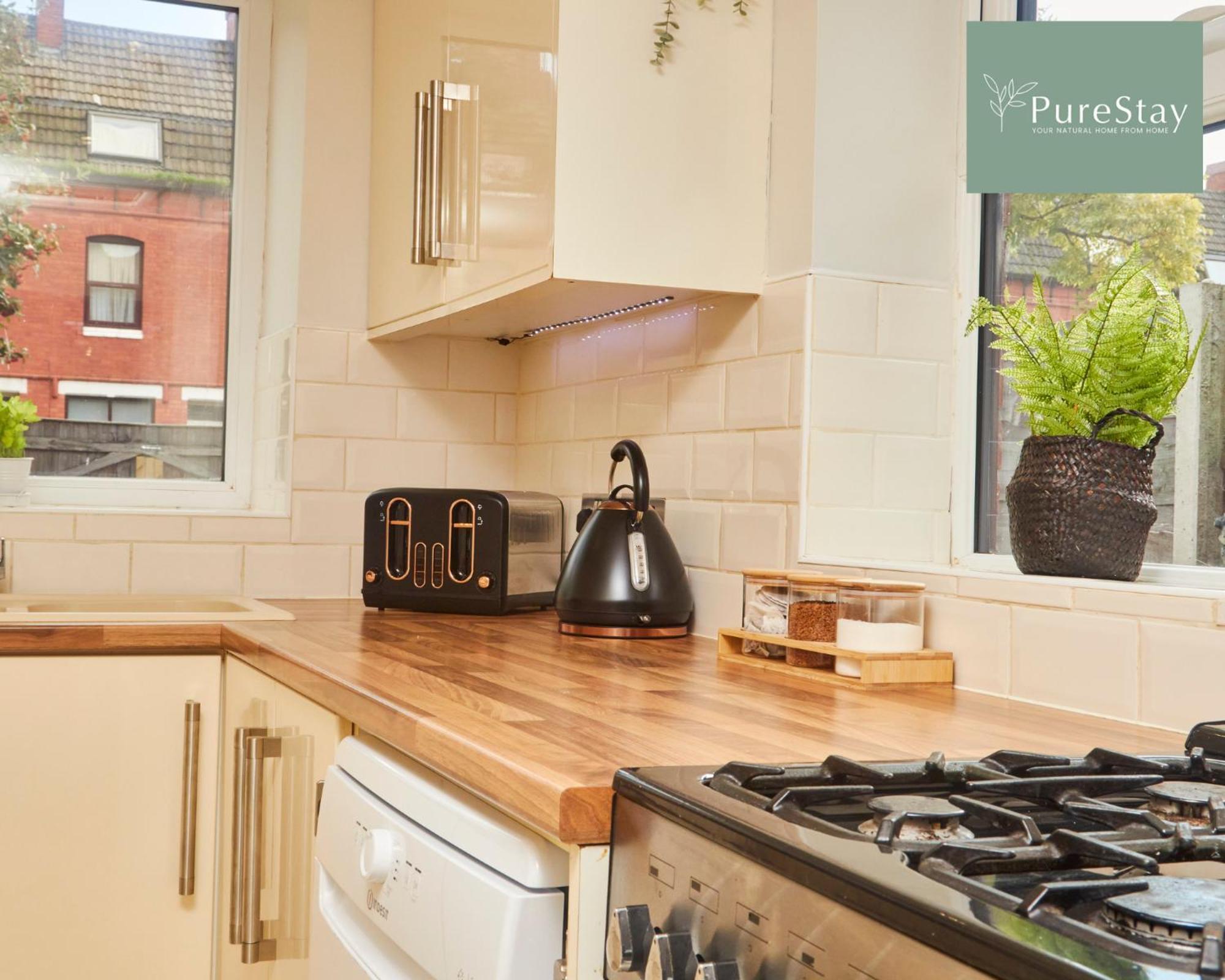 Vakantiehuis Three Bedroom House By Purestay Short Lets & Serviced With Free Parking *