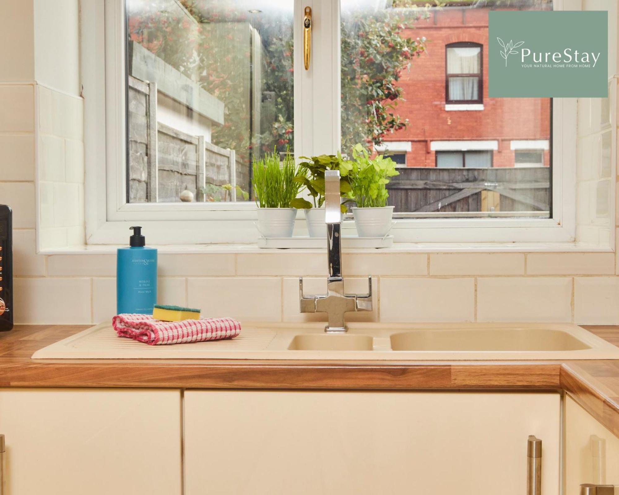 Three Bedroom House By Purestay Short Lets & Serviced With Free Parking