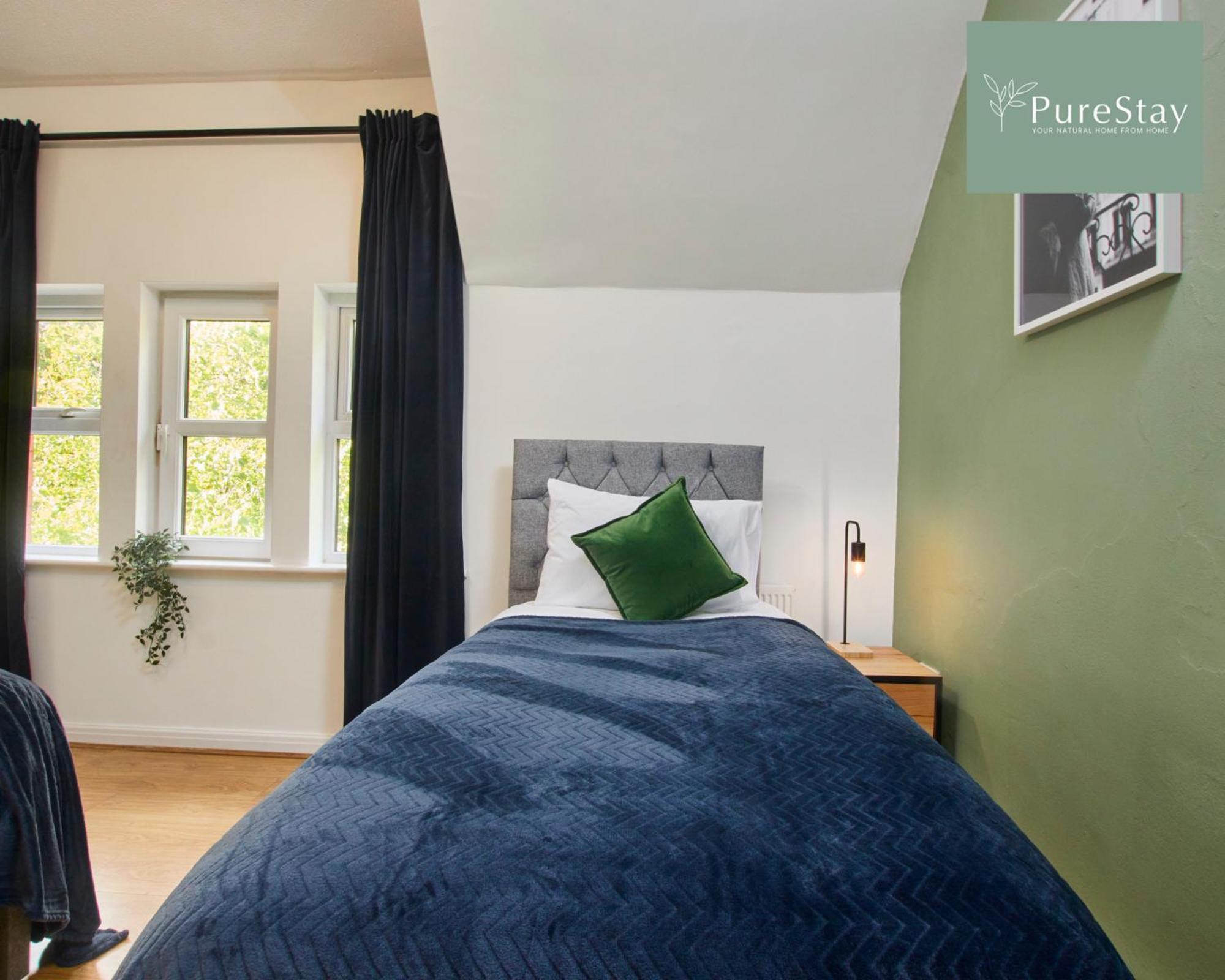 Three Bedroom House By Purestay Short Lets & Serviced With Free Parking *