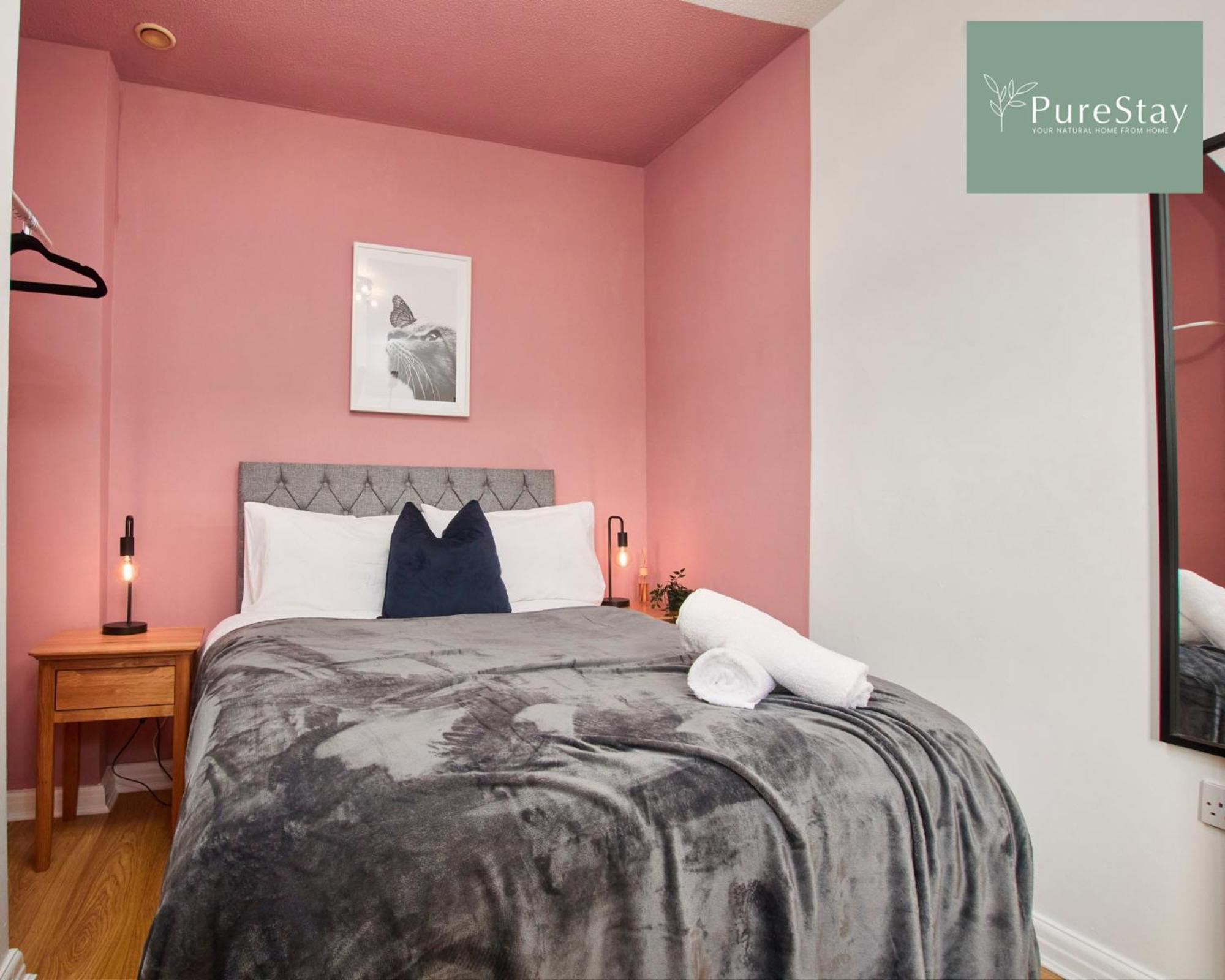 Three Bedroom House By Purestay Short Lets & Serviced With Free Parking * Manchester