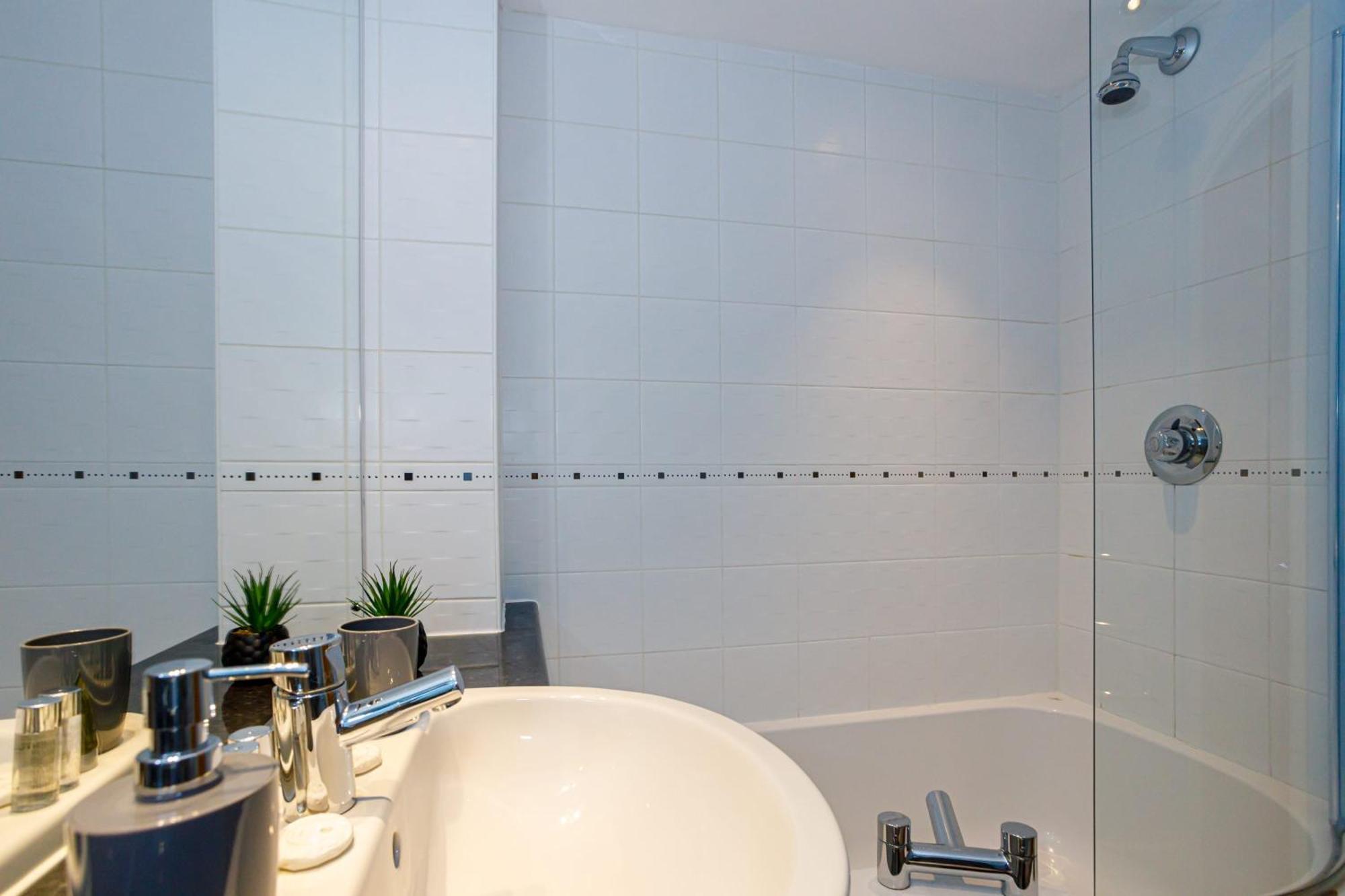 Lovely 2 Bed 2 Bathroom Appartement *