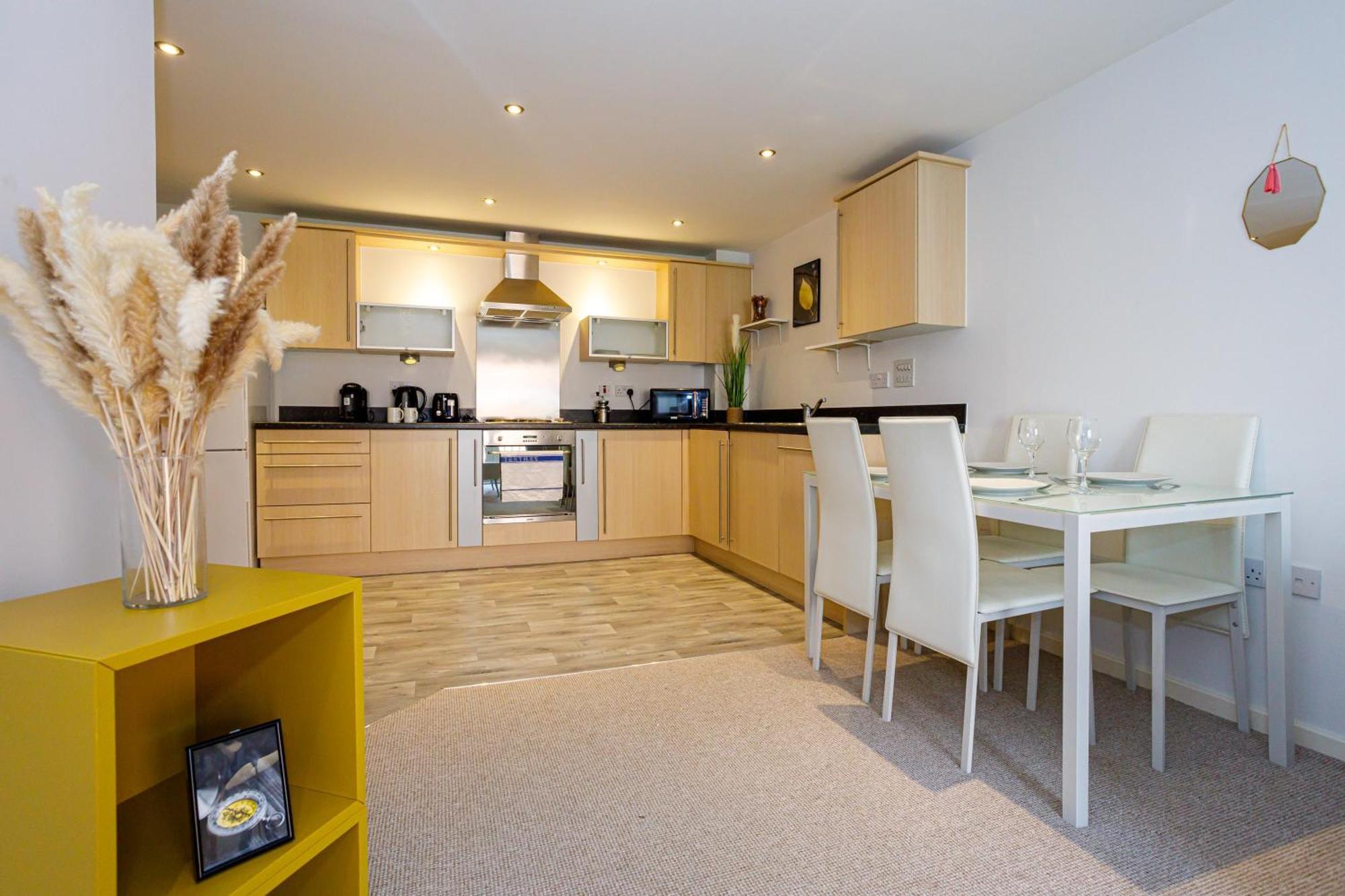 Lovely 2 Bed 2 Bathroom Appartement *