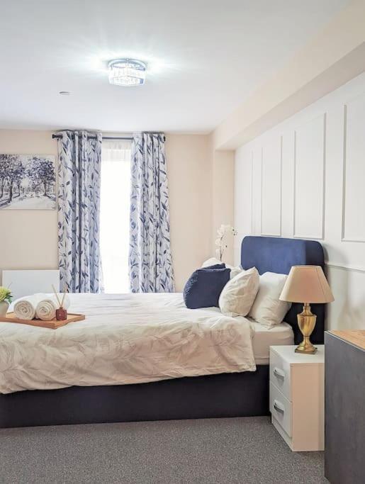 A Superb 2 Bed, 2 Bathroom In Centre Free Parking Apartment