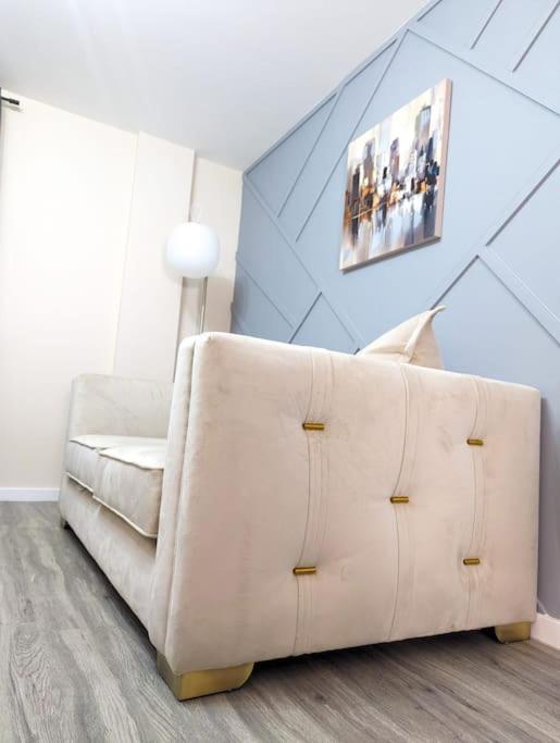 Apartment A Superb 2 Bed, 2 Bathroom In Centre Free Parking *