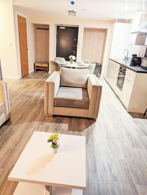 A Superb 2 Bed, 2 Bathroom In Centre Free Parking Apartment