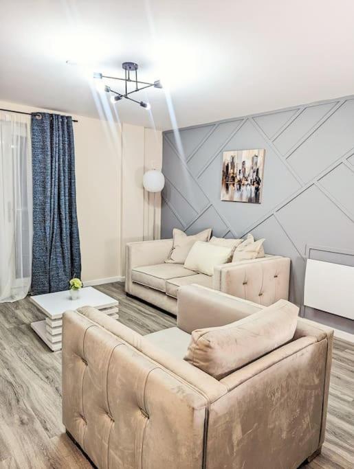 A Superb 2 Bed, 2 Bathroom In Centre Free Parking Apartment *