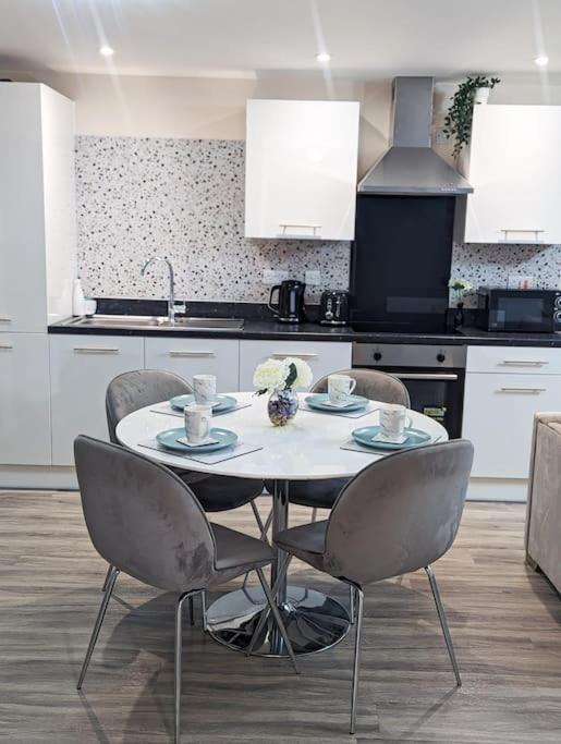 A Superb 2 Bed, 2 Bathroom In Centre Free Parking *