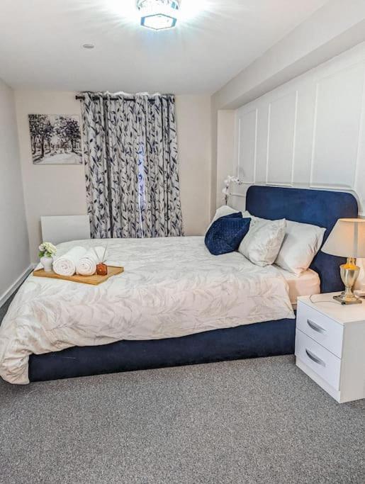 A Superb 2 Bed, 2 Bathroom In Centre Free Parking Apartment *